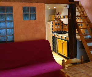 Vue intérieure du studio - La pièce de vie communique avec la cuisine et la mezzanine