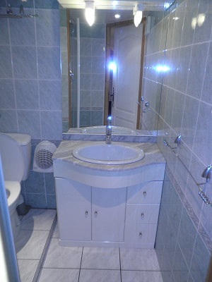 La salle d'eau - Elle contient une douche, un WC, un lavabo, et une VMC. Elle offre plusieurs rangement et étendoirs à serviettes
