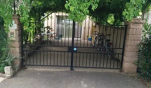 Vidéo de présentation (1) - Découverte de l'entrée de la villa: place de parking privé, jardin, treille ensoleillée et piscine.