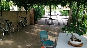 Vidéo de présentation (2) - Sous un autre angle: la piscine, la treille ensoleillée, le jardin, la treille ombragée et l'entrée du studio.
