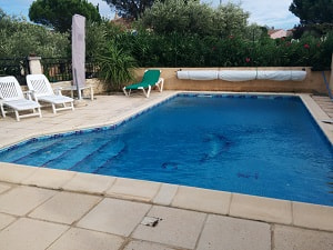 La piscine protégée - Protégée par un portillon et un détecteur de chute pour enfants, elle est accompagnée de transats et pare-soleils.
